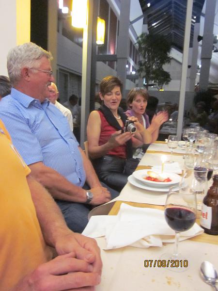dag 2, La Roche en Ardenne - Dinant (158).jpg - Die avond mochten we nog 2 mannen proficiat wensen, dus proficiat André en Guy.